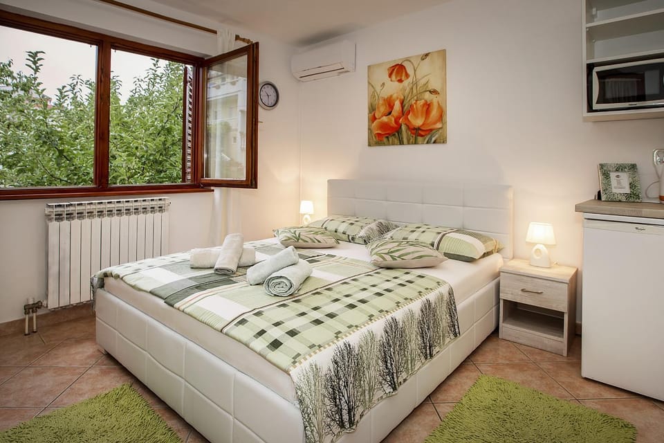Kitchen or kitchenette, Bedroom