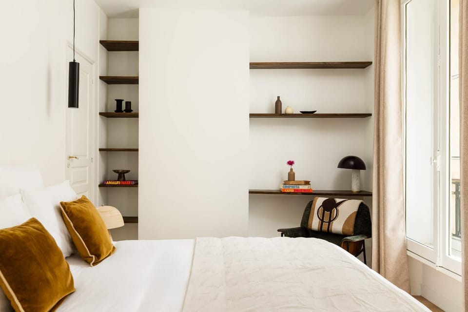 Luxury Rivoli 4 Bed 3,5 Bath by Hotel de Ville BHV Apartment in Paris