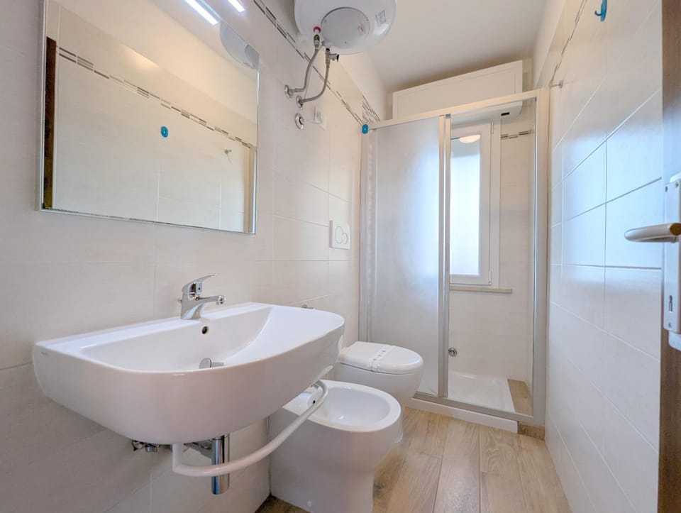 Toilet, Bathroom, bidet, towels