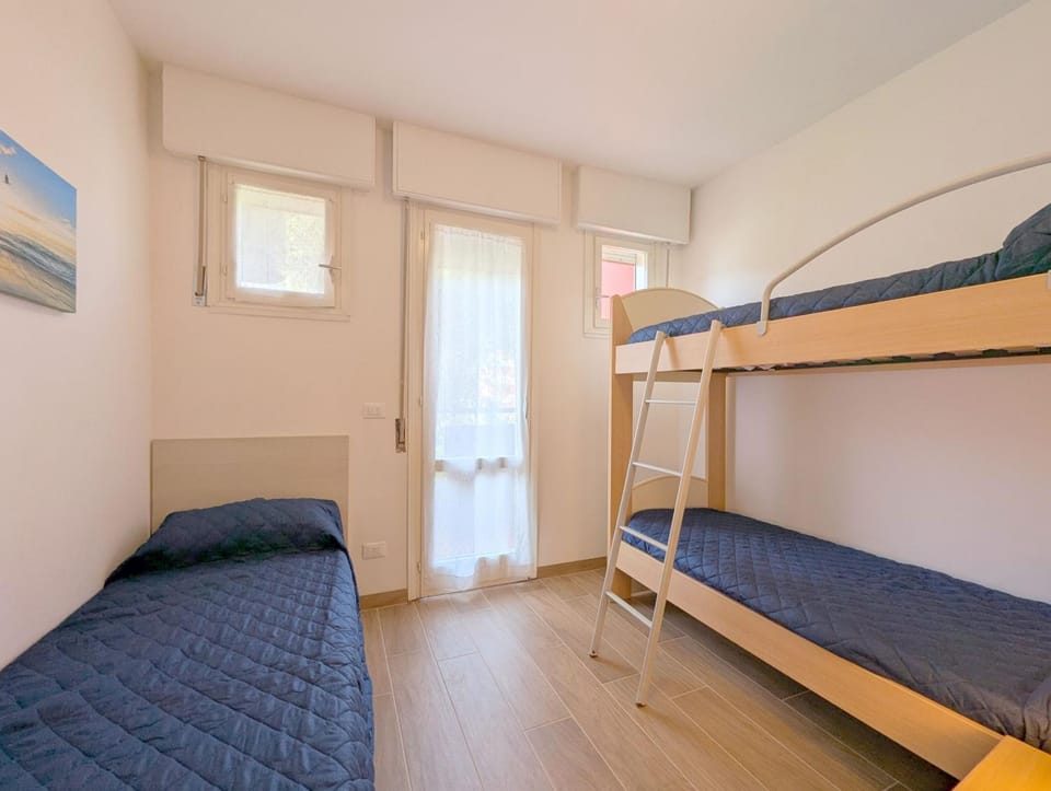 Bed, Photo of the whole room, Bedroom, bunk bed