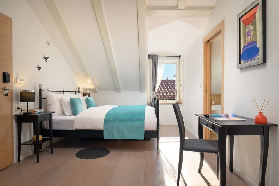 Bed, Seating area, Bedroom