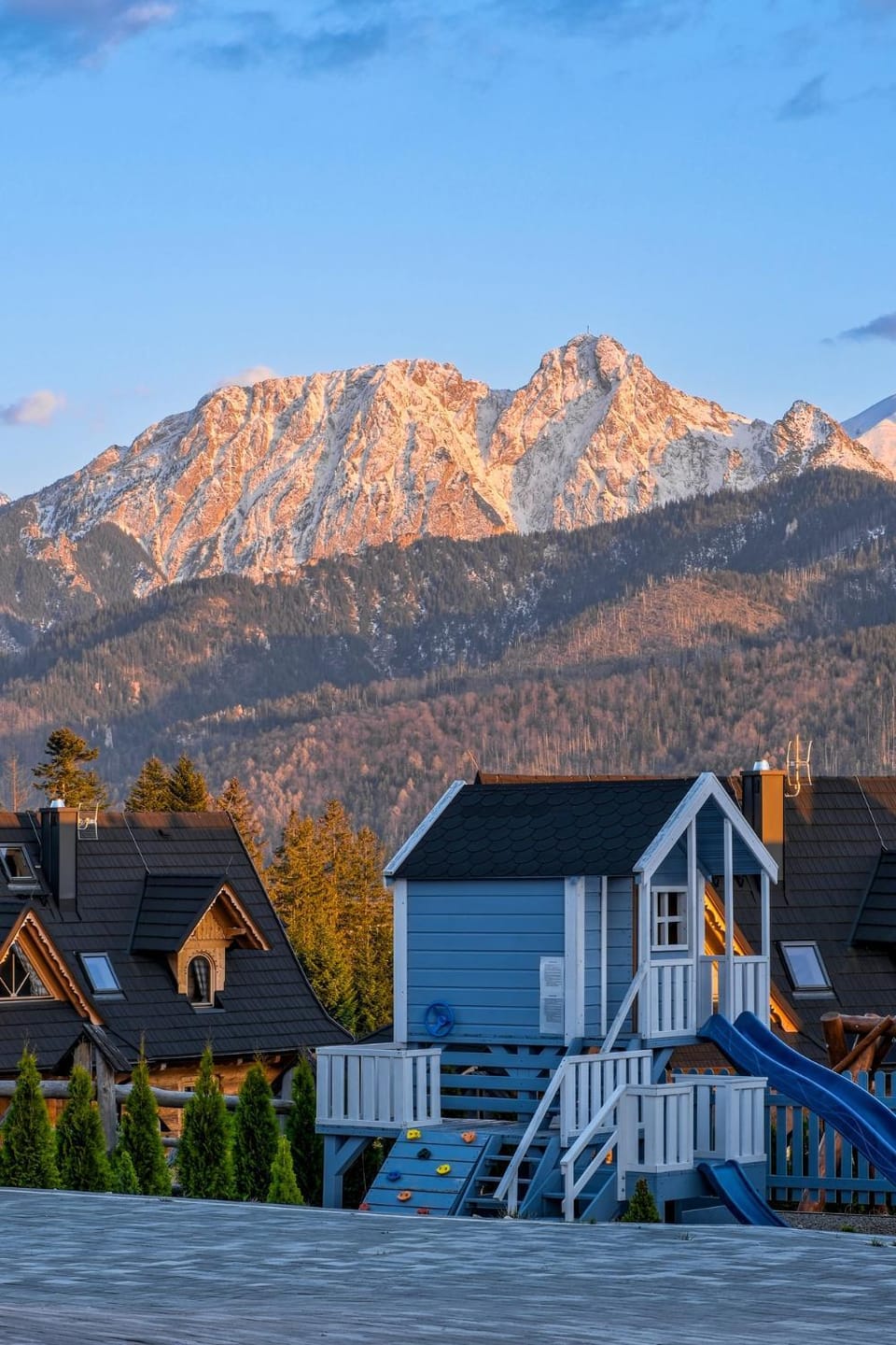 Property building, Nearby landmark, Natural landscape, Mountain view