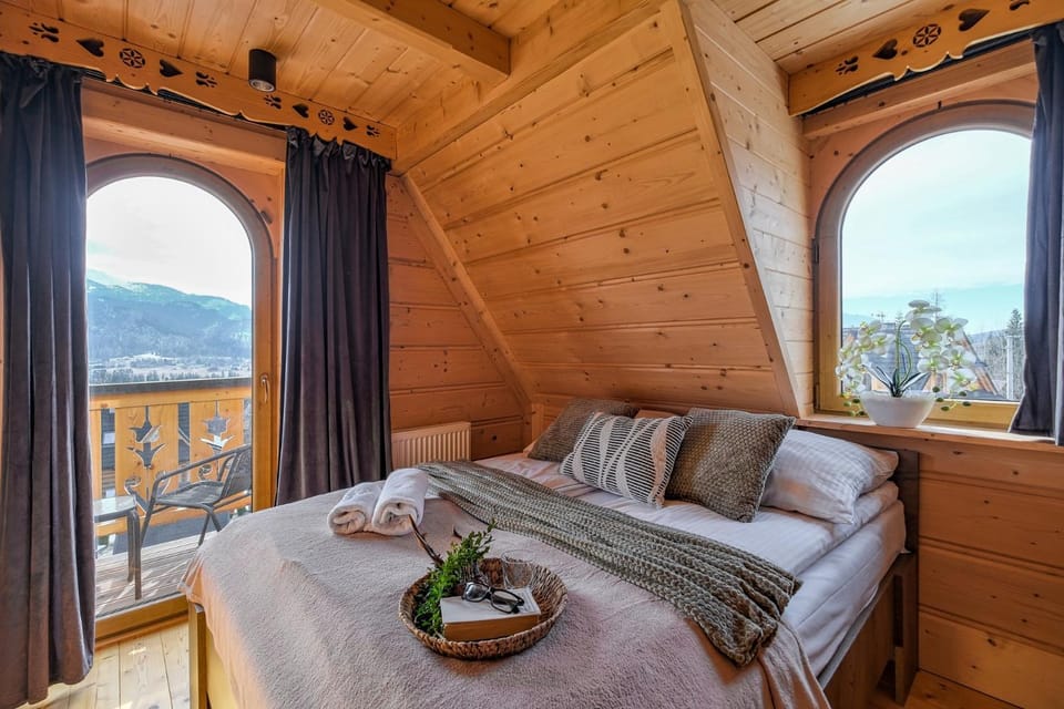 Bed, View (from property/room), Balcony/Terrace, Photo of the whole room, Bedroom, Mountain view, towels