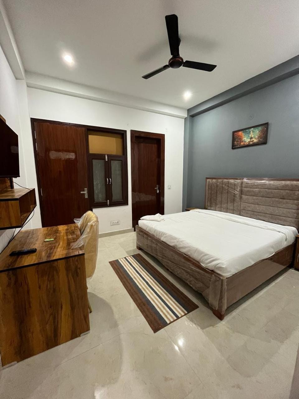 Bed, TV and multimedia, Photo of the whole room, Bedroom