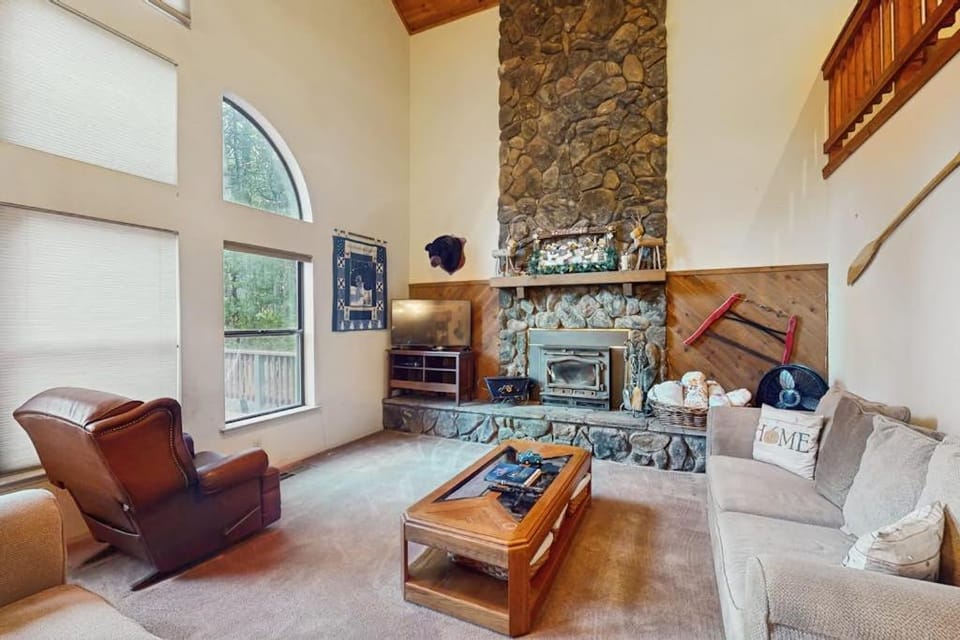 Bearfoot Getaway House in Shaver Lake