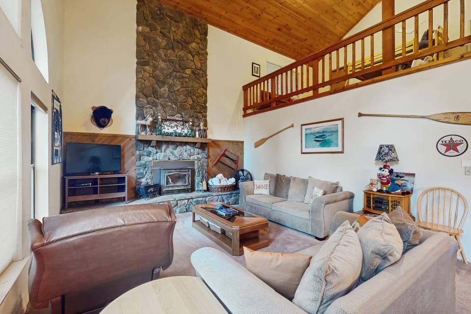 Bearfoot Getaway House in Shaver Lake