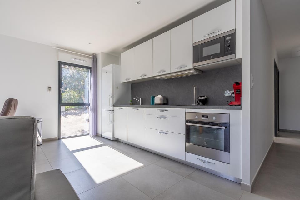 Kitchen or kitchenette, oven, stove