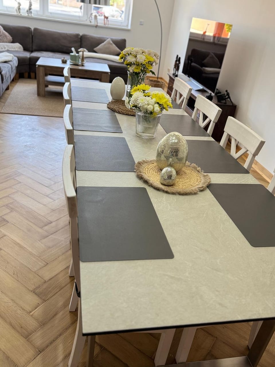 Seating area, Dining area
