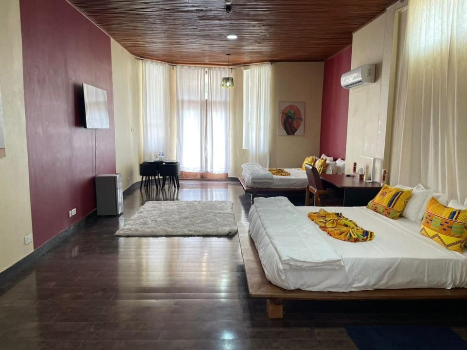 Bed, Photo of the whole room, Bedroom, Food, air conditioner