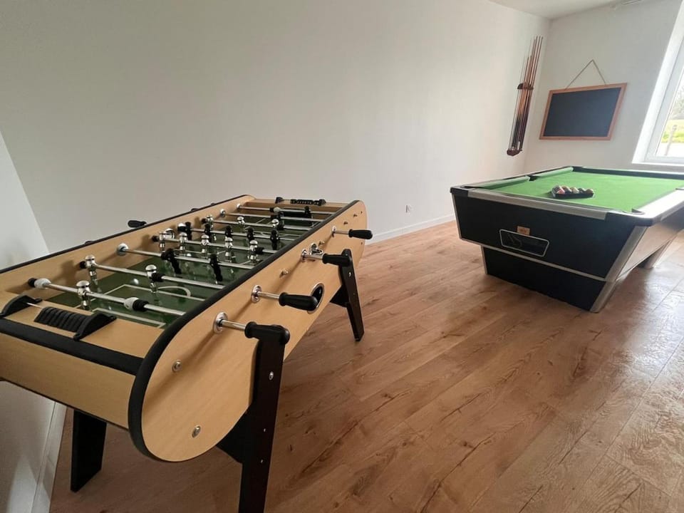 Billiard, Game Room