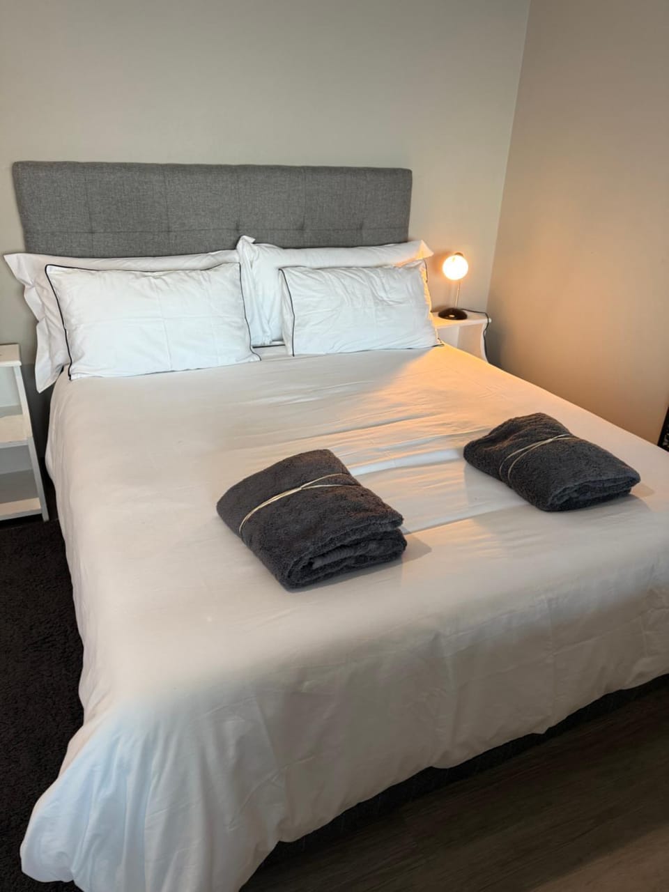 Bed, Bedroom, towels