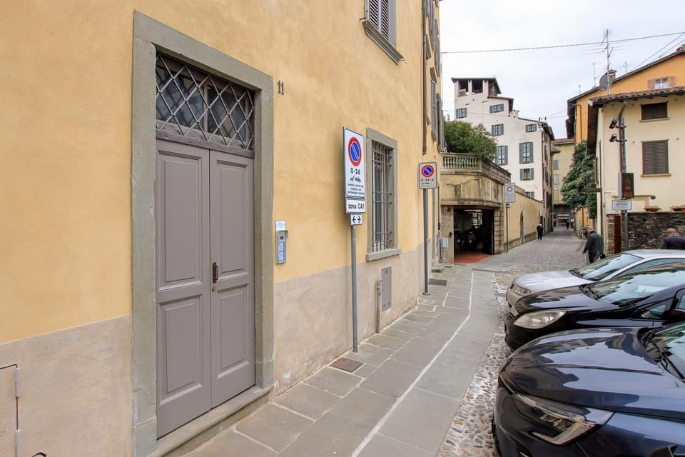 BeRGAMO ALTA - Piazza Mercato del Fieno HOUSE Apartment in Bergamo
