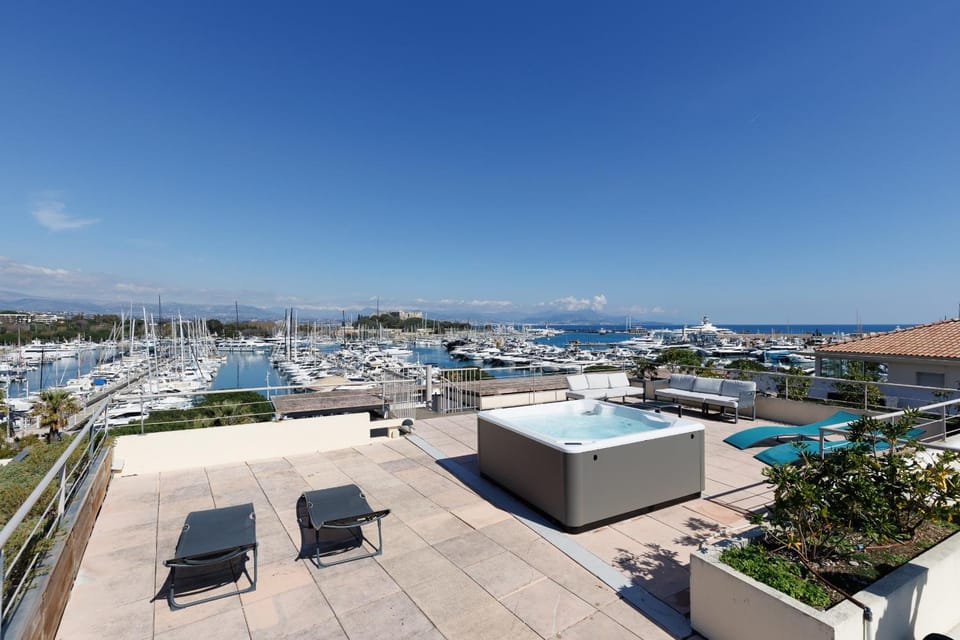 ROOFTOP -Vue port, 4 pers, climatisé, terrasse, jaccuzi, parking Apartment in Antibes