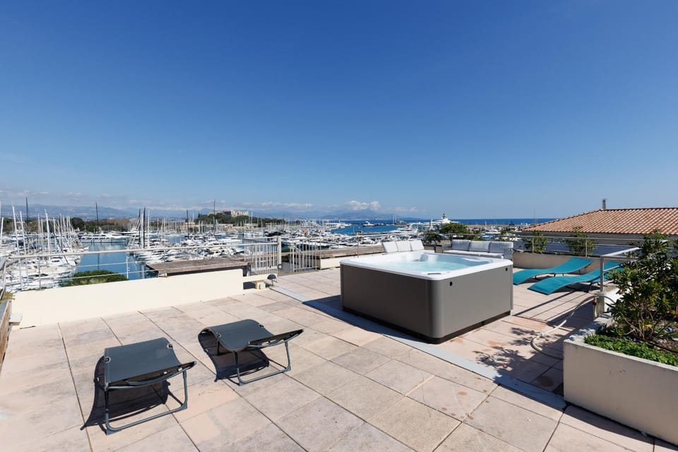 ROOFTOP -Vue port, 4 pers, climatisé, terrasse, jaccuzi, parking Apartment in Antibes