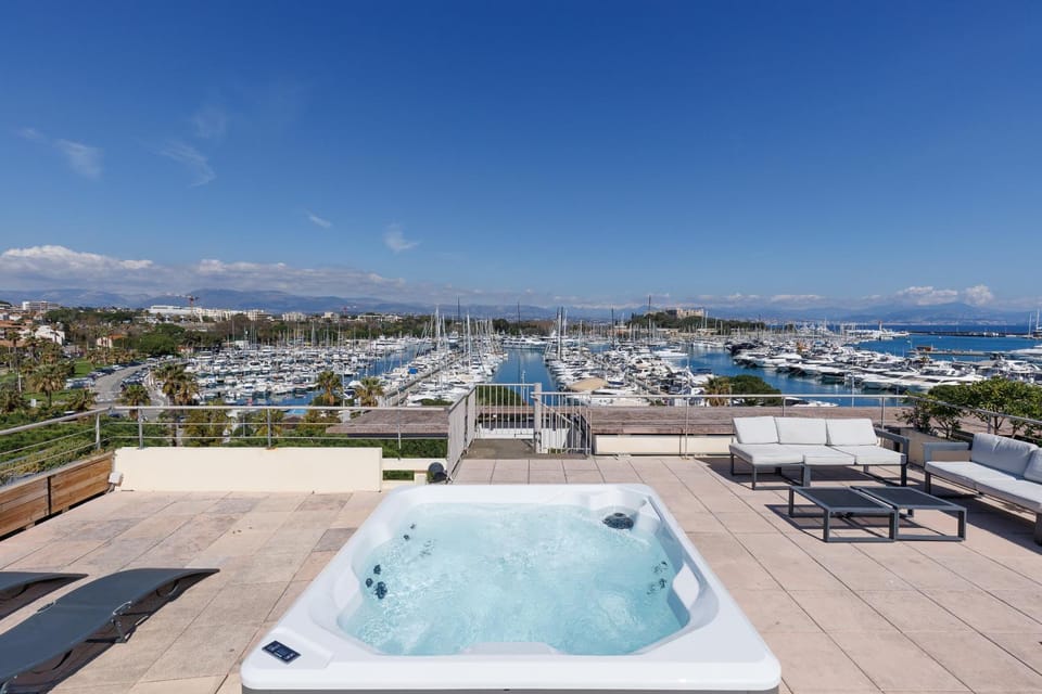 ROOFTOP -Vue port, 4 pers, climatisé, terrasse, jaccuzi, parking Apartment in Antibes