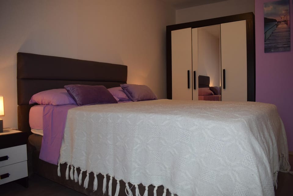 Bed, Photo of the whole room, Bedroom, wardrobe, air conditioner, air conditioner