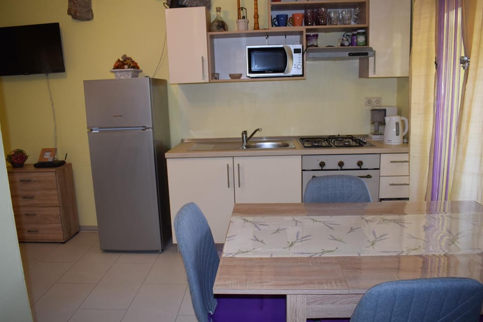 Kitchen or kitchenette, Dining area