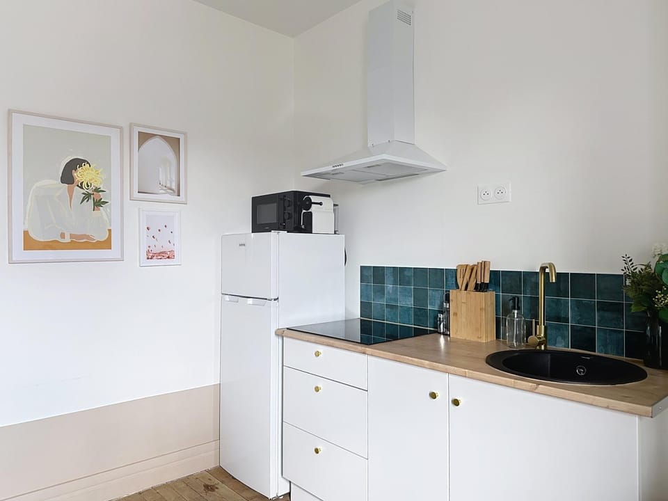Coffee/tea facilities, Kitchen or kitchenette, stove