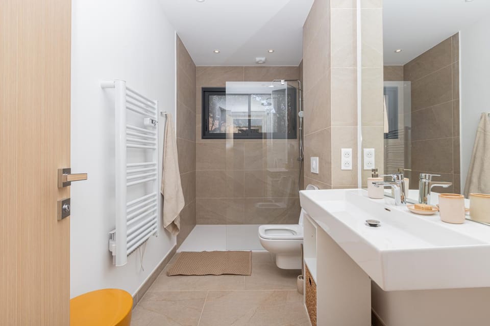 Shower, Toilet, Bathroom, towels