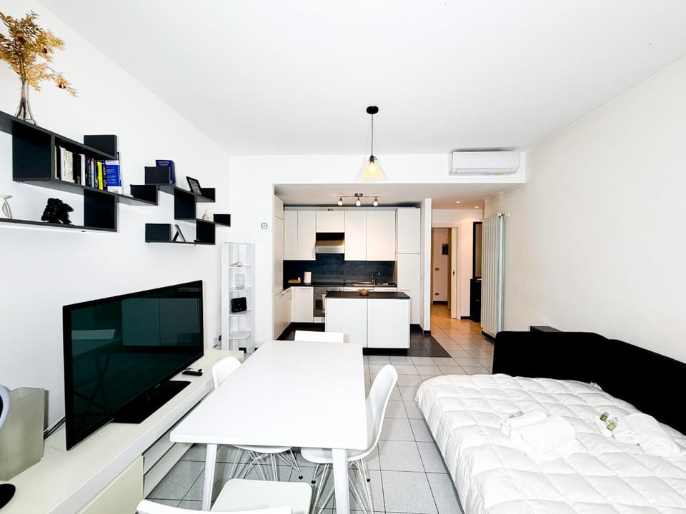 Communal lounge/ TV room, Bed, TV and multimedia, Living room, Photo of the whole room, Seating area, Dining area, Evening entertainment, Bedroom, air conditioner