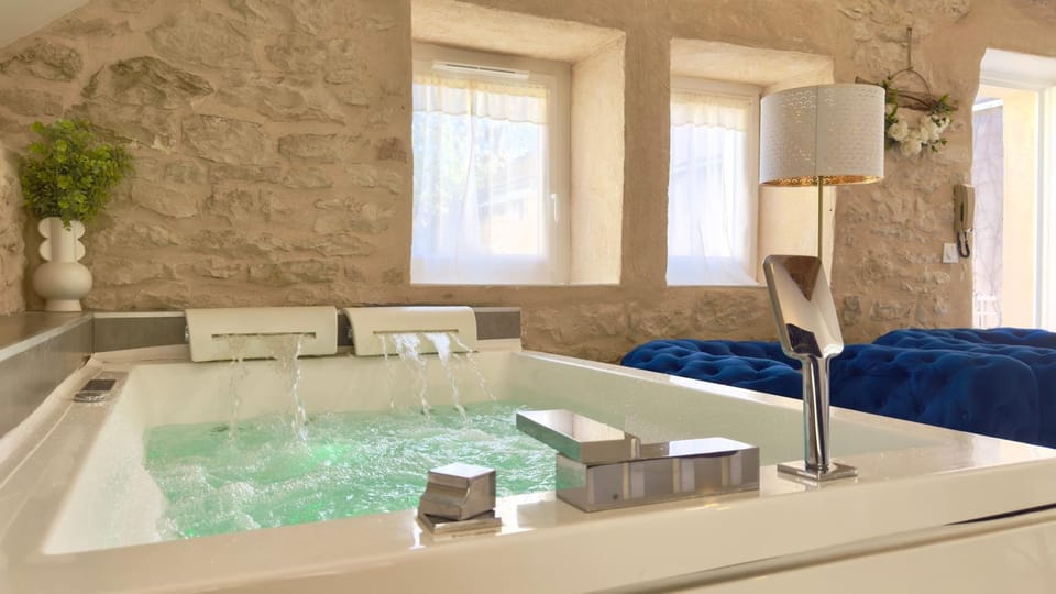 Hot Tub, towels