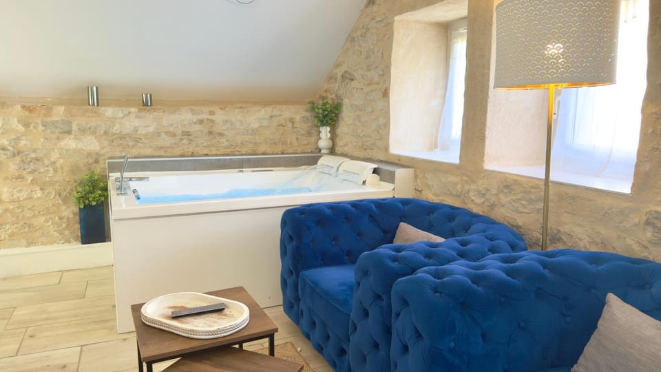 Hot Tub, Living room, Seating area