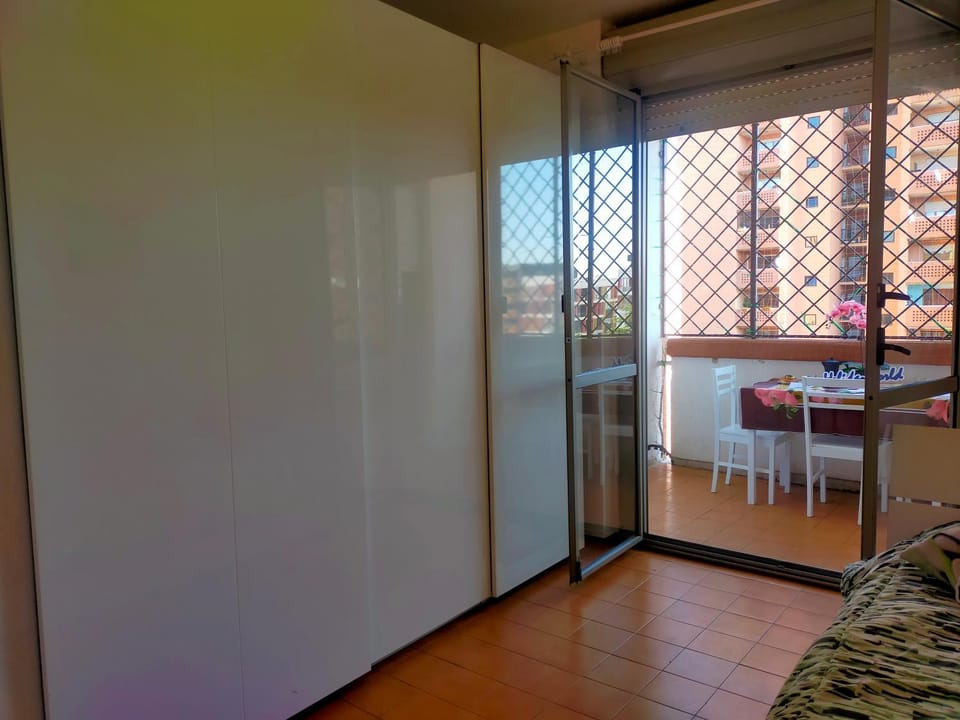 Bed, Dining area, Bedroom