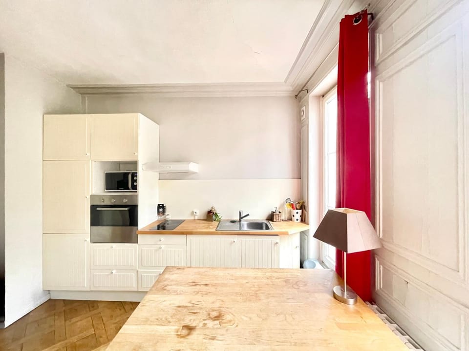 Kitchen or kitchenette, Dining area, oven, stove