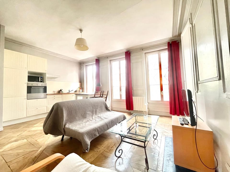 TV and multimedia, Kitchen or kitchenette, Living room, Seating area