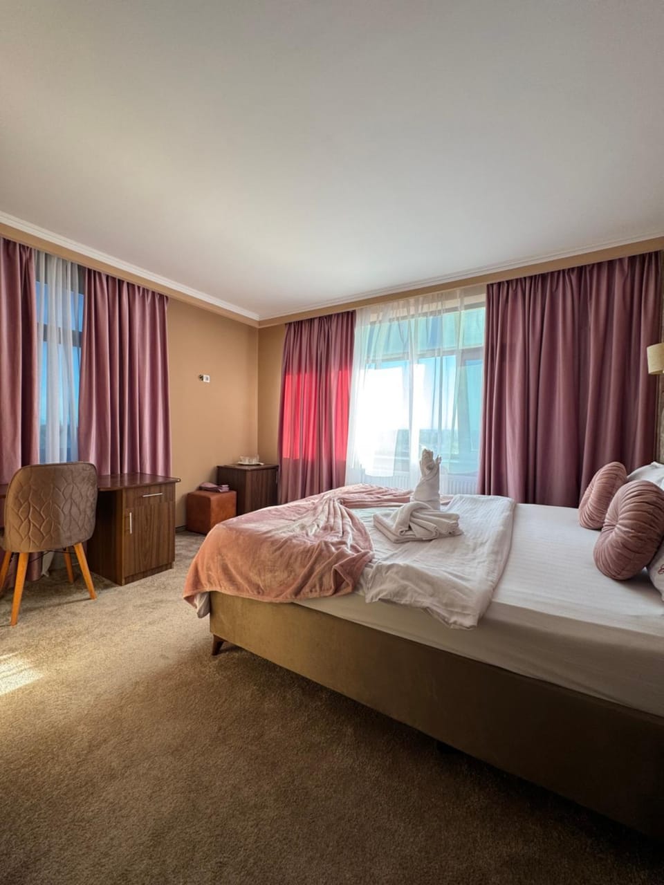 Bed, Bedroom, towels