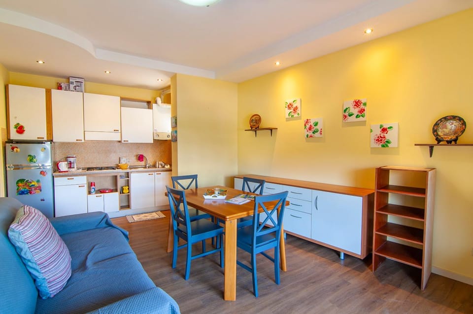 Kitchen or kitchenette, Living room, Seating area, Dining area, pet friendly