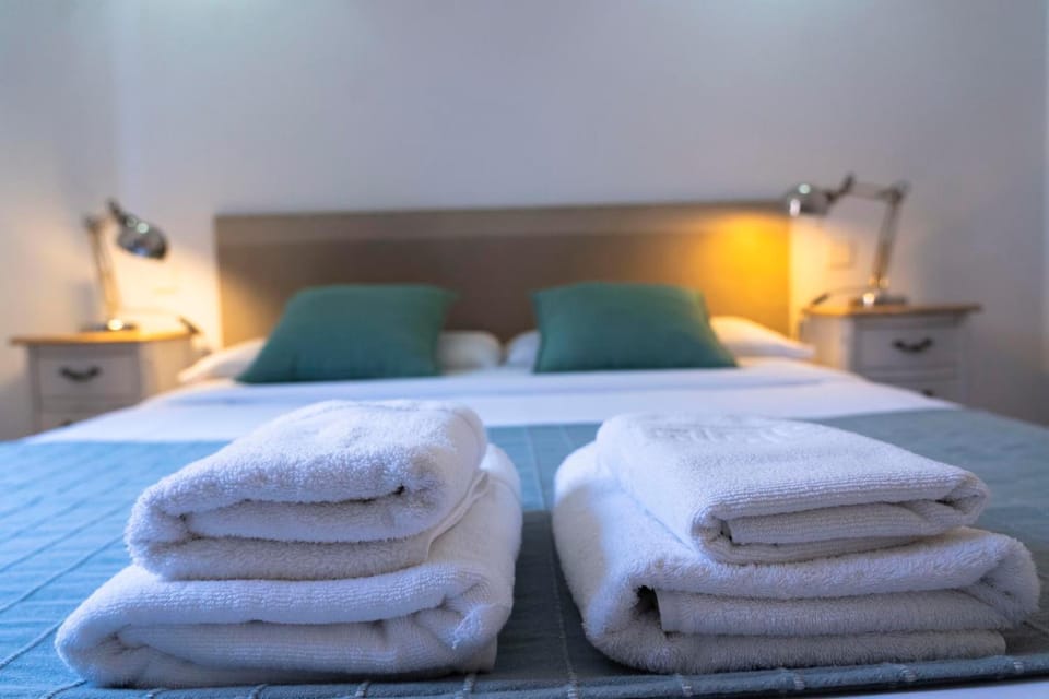 Bed, Bedroom, towels