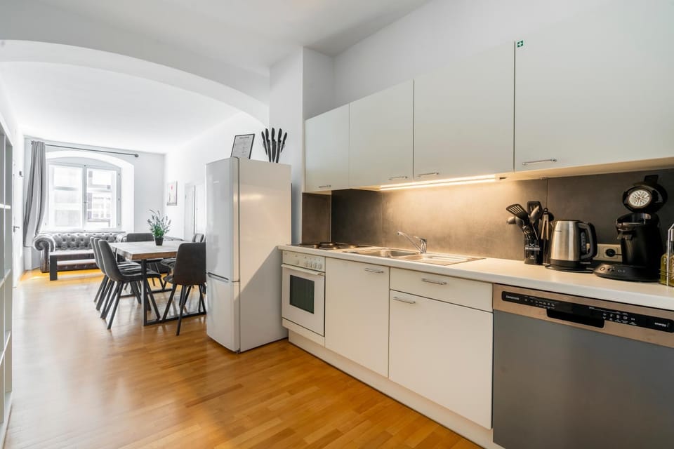 Coffee/tea facilities, Kitchen or kitchenette, Dining area, dishwasher, oven, stove, toaster