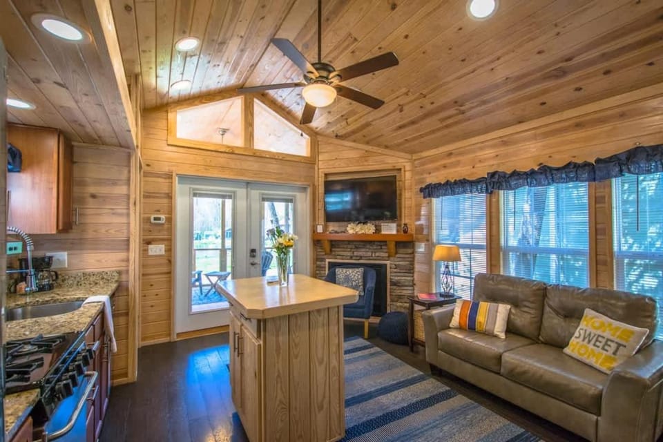 TV and multimedia, Kitchen or kitchenette, Seating area, Dining area, fireplace