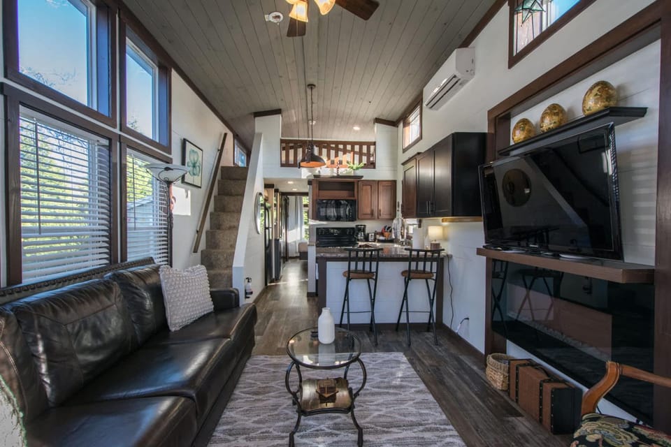 TV and multimedia, Kitchen or kitchenette, Living room, Seating area