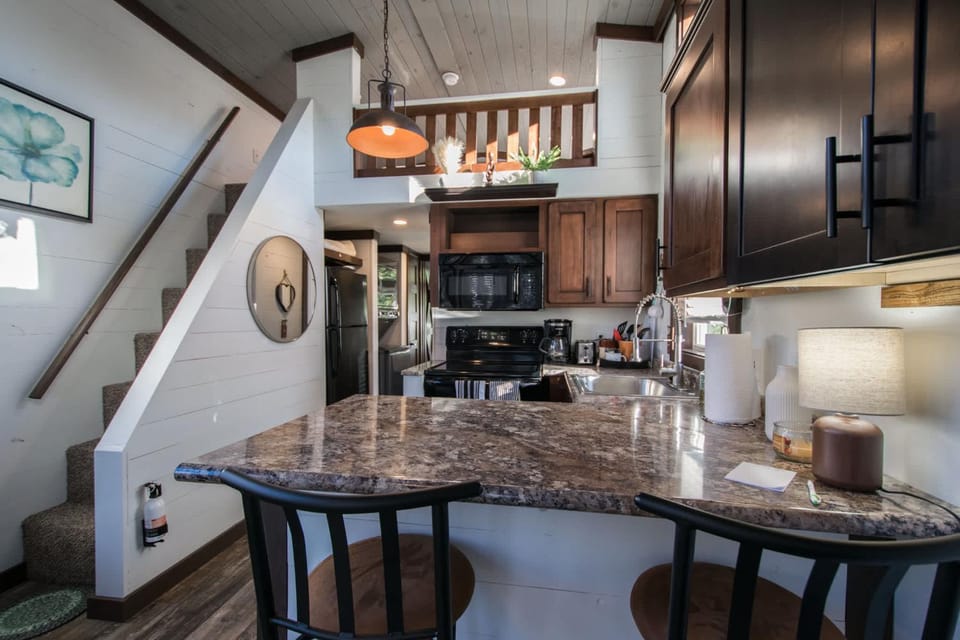 Kitchen or kitchenette, Dining area, oven, stove