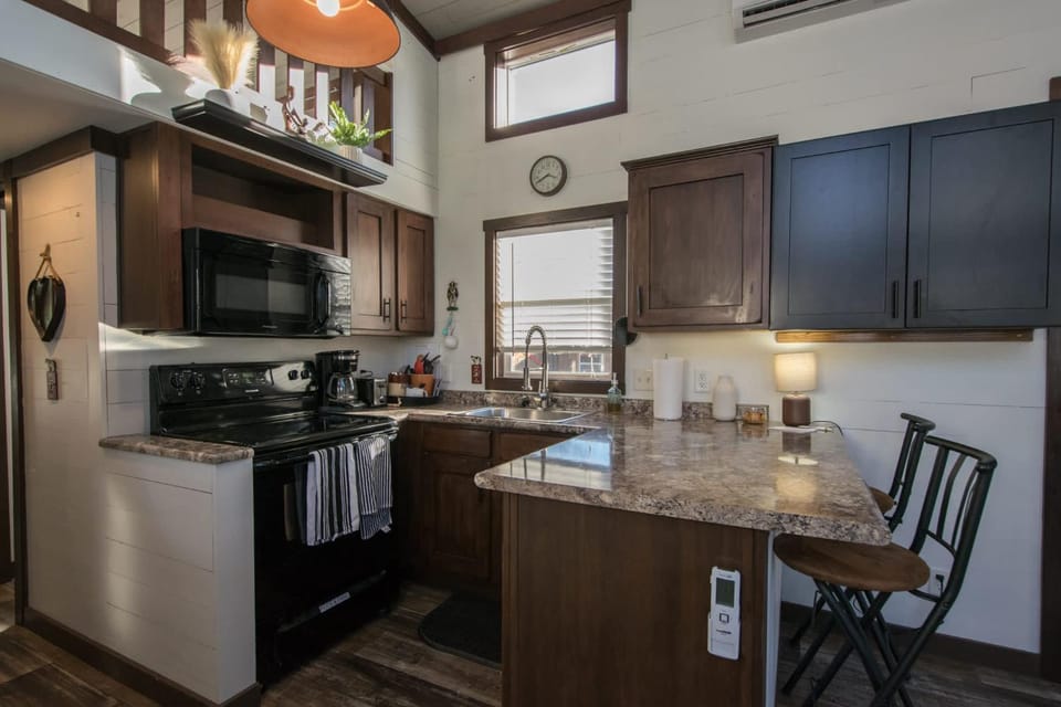 Kitchen or kitchenette, Dining area, oven, stove
