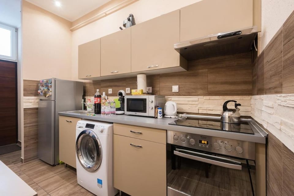 Coffee/tea facilities, Kitchen or kitchenette, oven, stove, washing machine