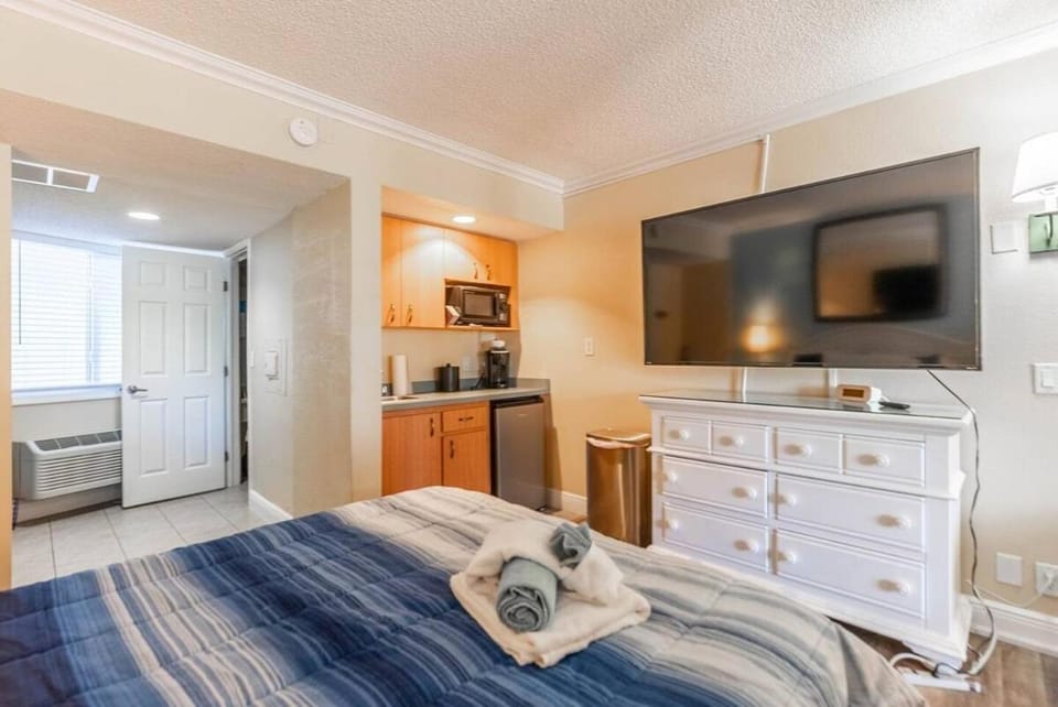 Bed, TV and multimedia, Kitchen or kitchenette, Bedroom, towels