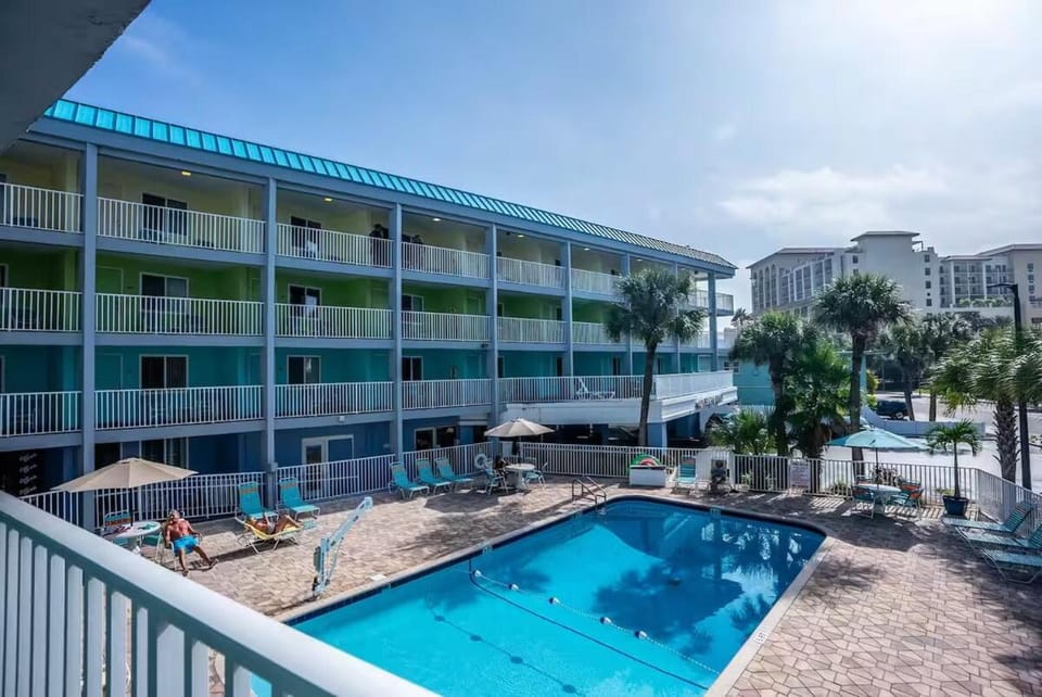 Property building, Patio, Day, Balcony/Terrace, Pool view, Swimming pool, sunbed