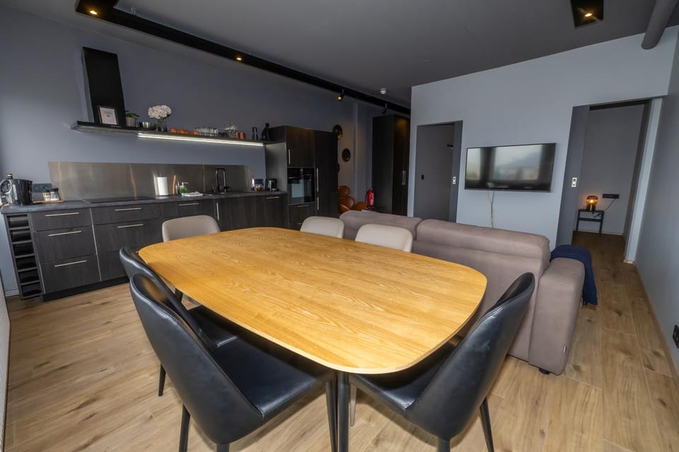 TV and multimedia, Seating area, Dining area, kitchen