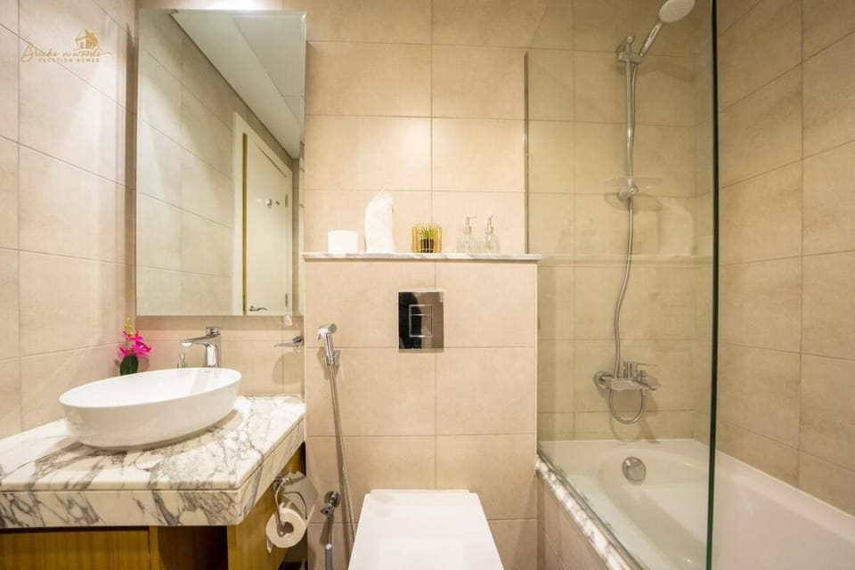 Magnificent Canal View 2 Bhk 6 pax House in Dubai