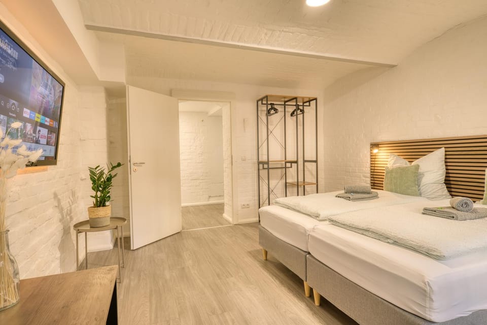 Bed, TV and multimedia, Photo of the whole room, Bedroom, towels