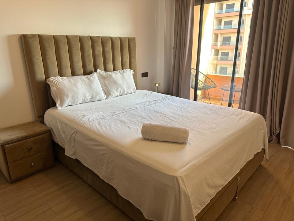 Bed, Bedroom, towels