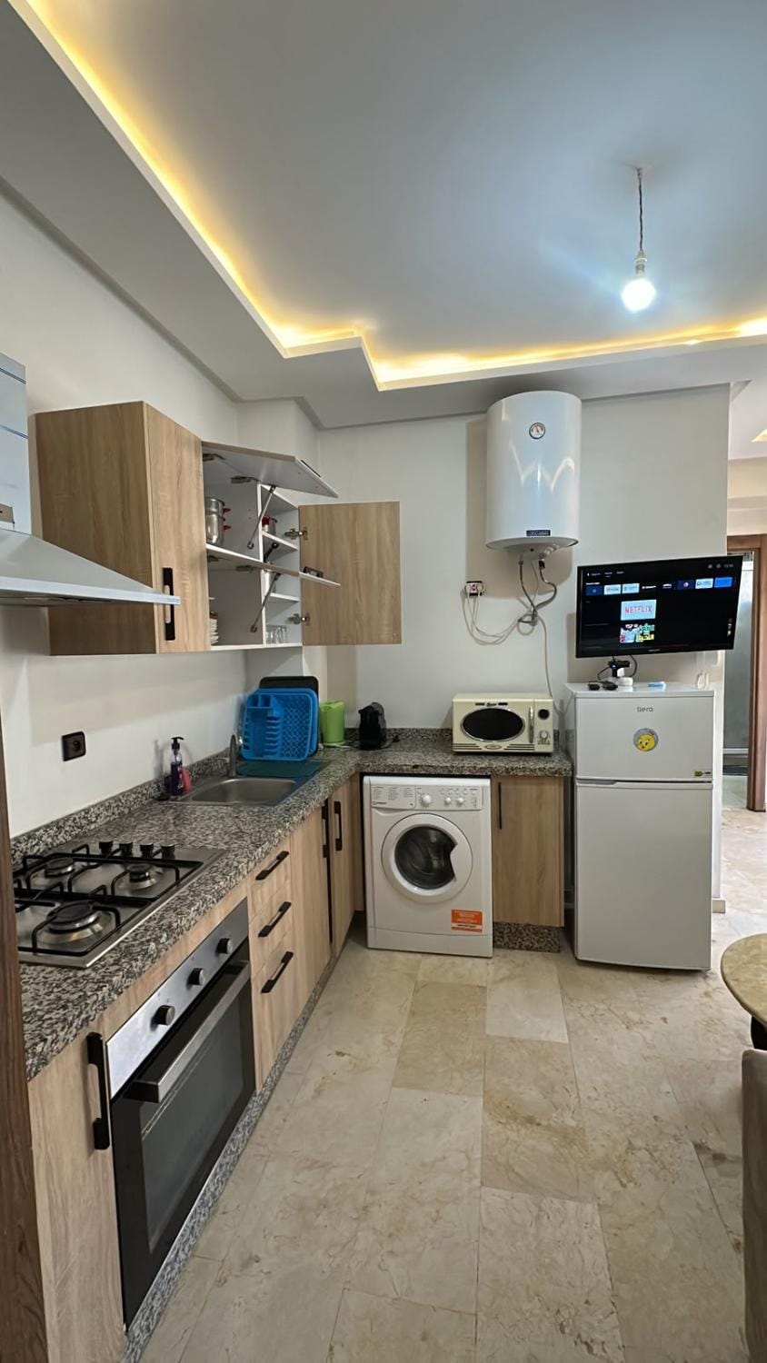 Kitchen or kitchenette, minibar, oven, toaster, washing machine