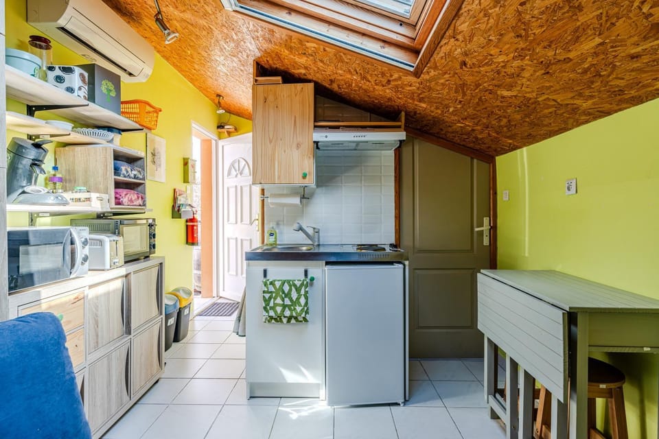 Property building, Kitchen or kitchenette, Living room