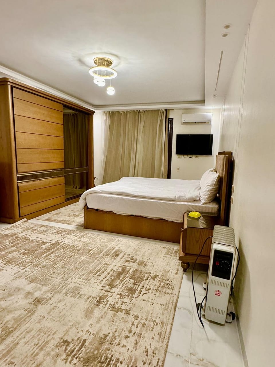Bed, TV and multimedia, Photo of the whole room, Bedroom, wardrobe, air conditioner