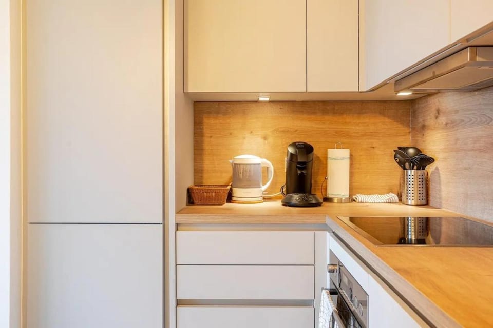 HJ 18 by ROCKCHAIR Apartments l SUPERHOST Status l Super Flat, 2 Bedrooms 2 Bathrooms Balcony Elevator welcomes you! Apartment in Berlin