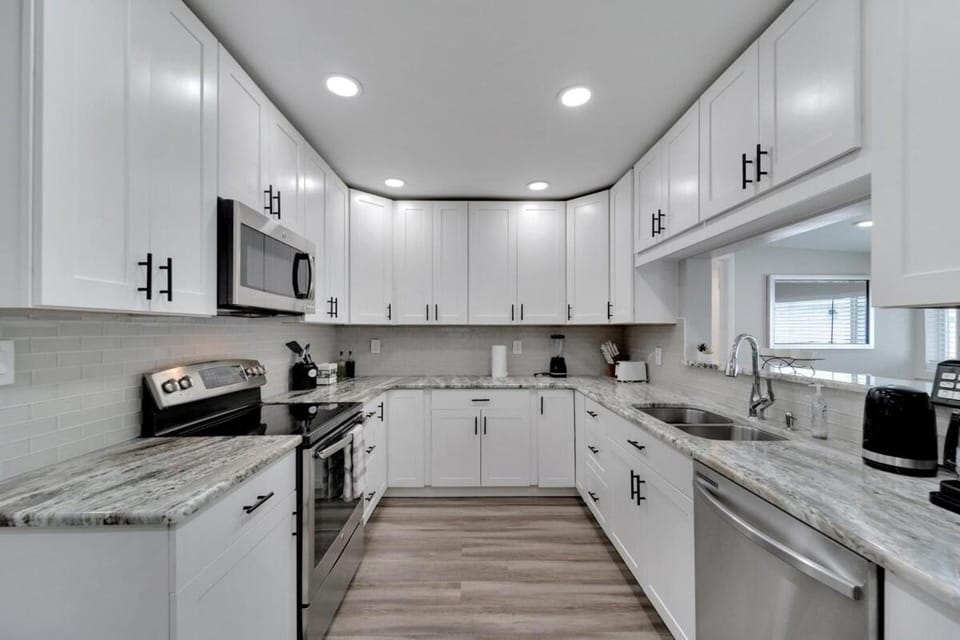 Poolside Paradise - Spacious - Peaceful Patio House in St Petersburg
