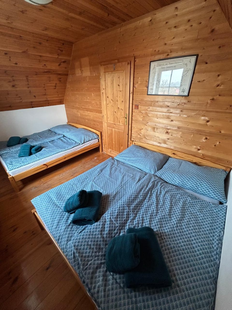 Bed, Photo of the whole room, Bedroom, towels
